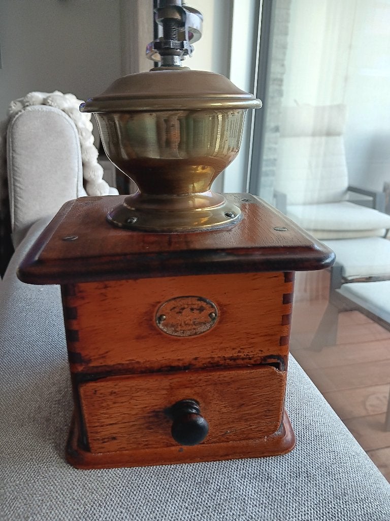 houten koffiemolen, Ophalen