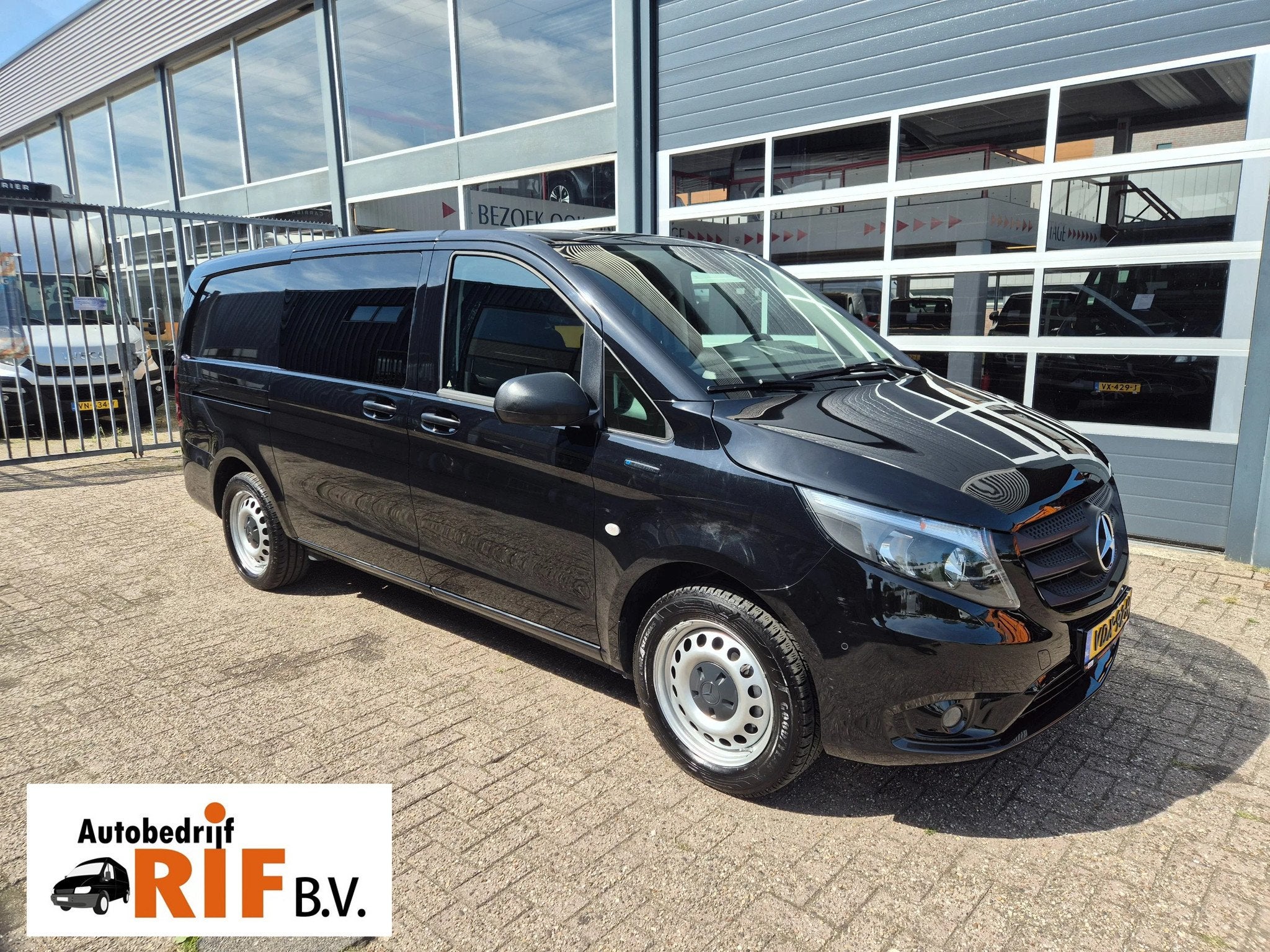 Mercedes-Benz eVito L2 DC 5 Pers/ Airco/ Camera/ 2X schuifde, Auto's, Gebruikt, Zwart, Mercedes-Benz, 2277 kg
