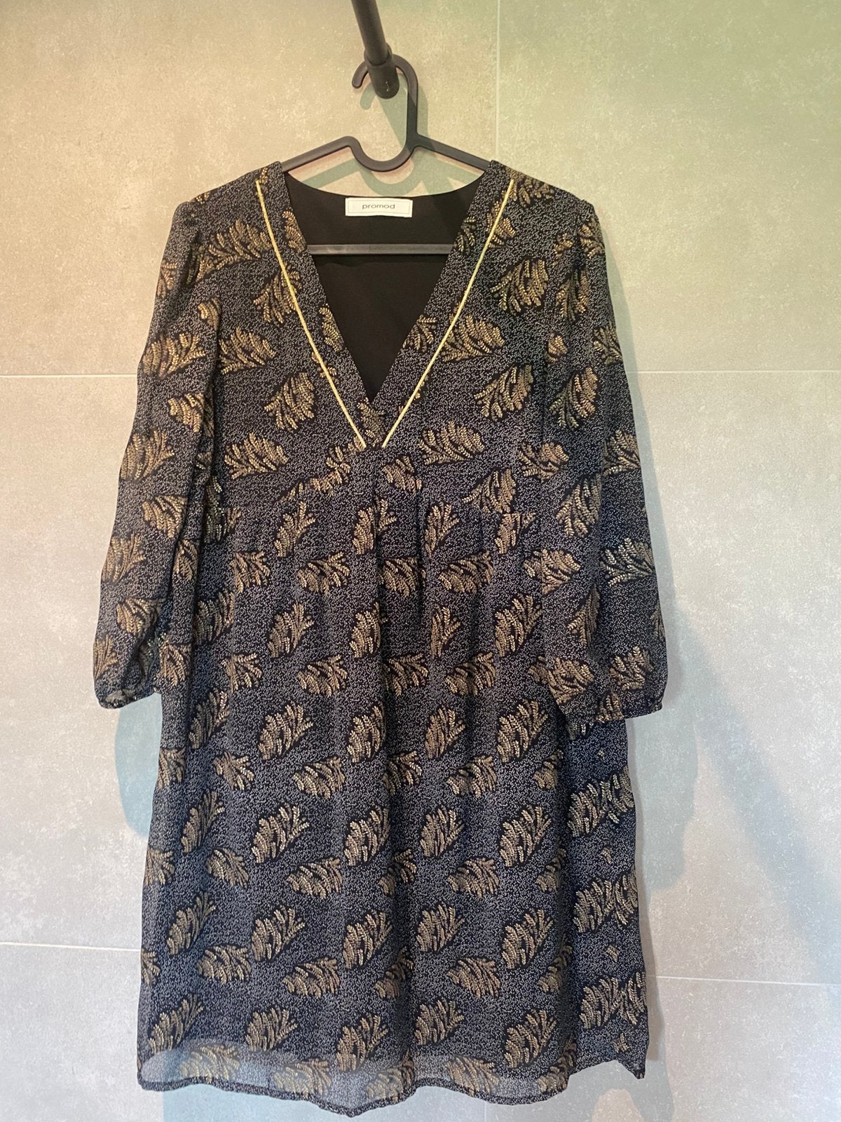 Jolie robe aux motifs dorés, Enlèvement ou Envoi, Comme neuf, Noir, Au-dessus du genou