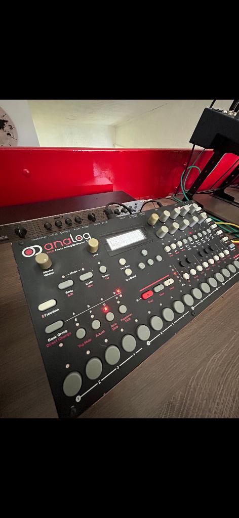 Elektron analogue four mk1, Enlèvement, Utilisé, Autres marques, Avec connexion MIDI