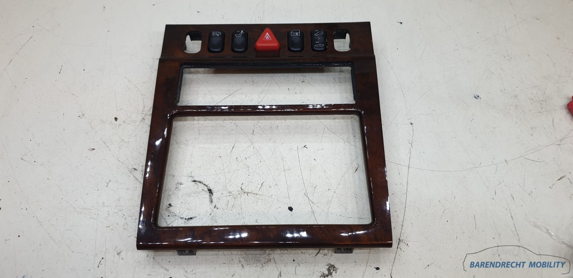 Panneau de commande en bois W210 Mercedes 2106802136, feu de, Mercedes-Benz AG, Mercedes-Benz, Utilisé, Mercedesstrasse 120
70372  Stuttgart, DE