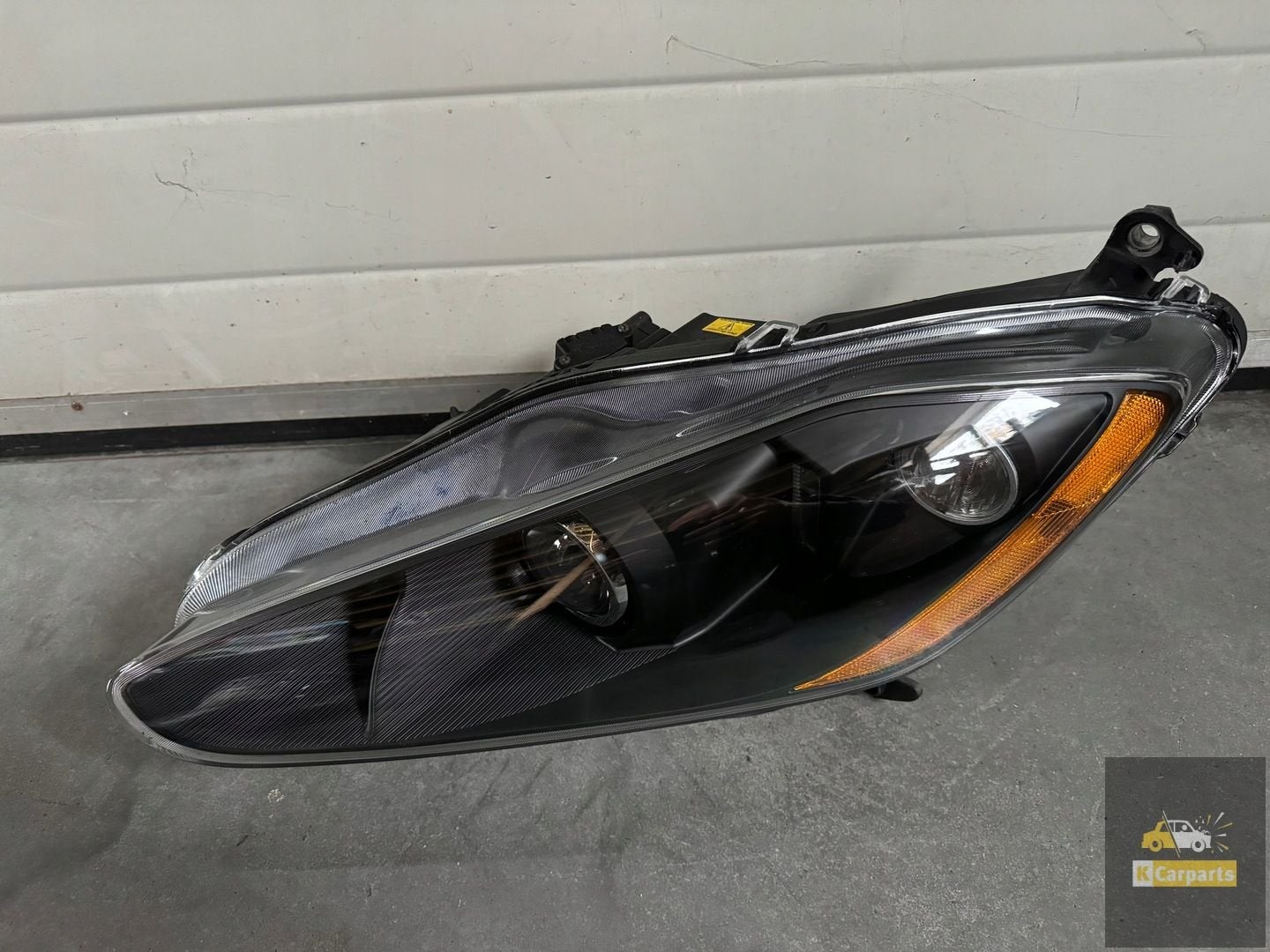 Phare x non gauche complet et noir sur une Maserati Granturi, Viale Ciro Menotti 322
41121  Modena, IT, Maserati, Maserati S.p.A.