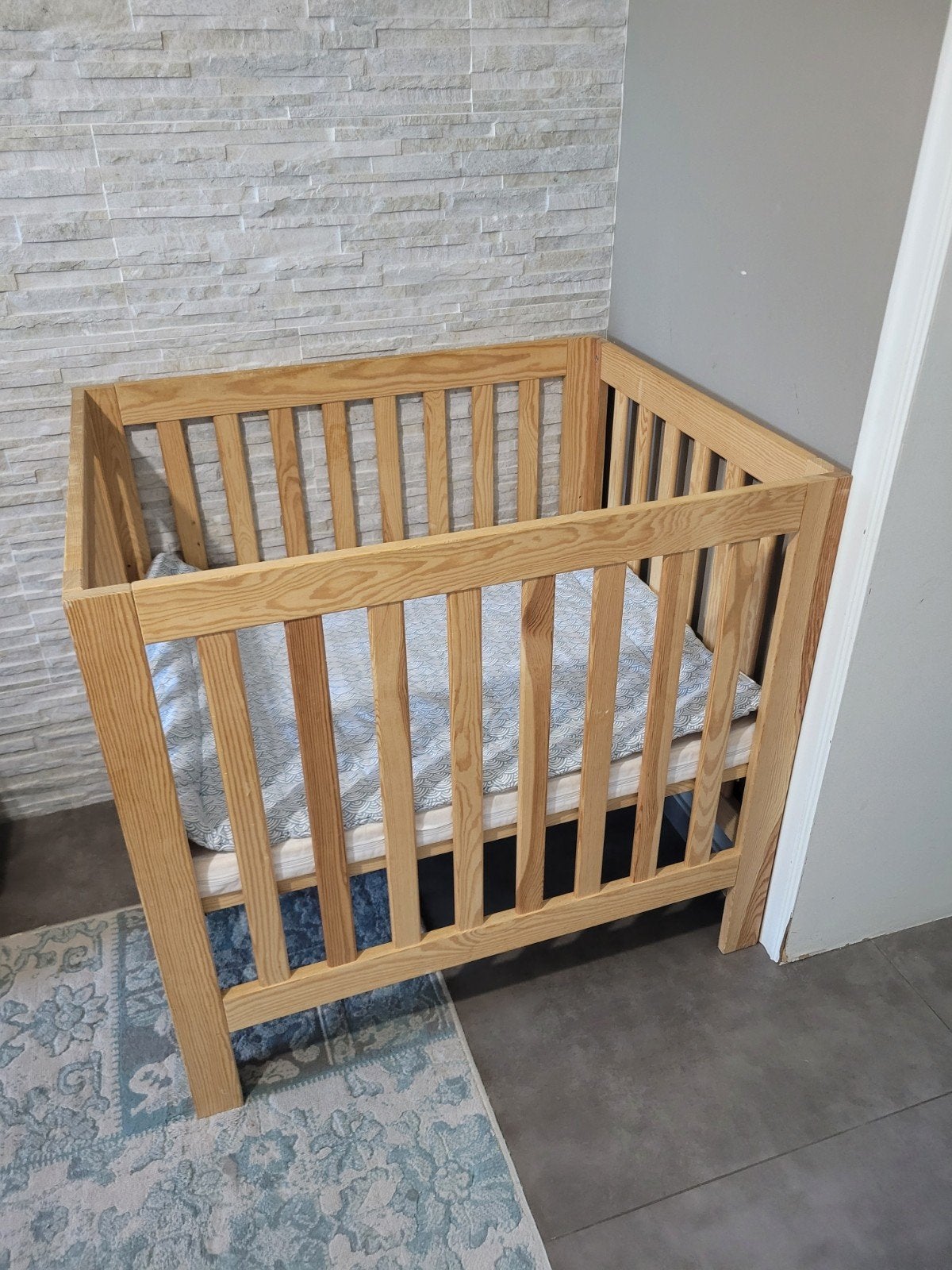 Luxe houten babybox/park  Zo goed als nieuw, Kinderen en Baby's, Ophalen