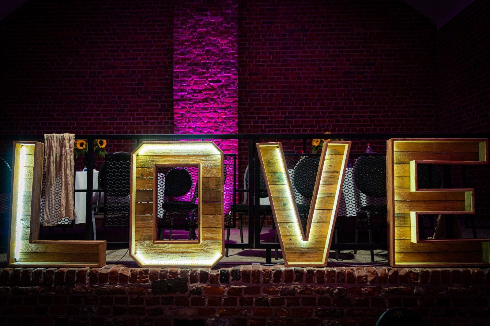 Location Enseigne Lumineuse "LOVE" en bois, Enlèvement
