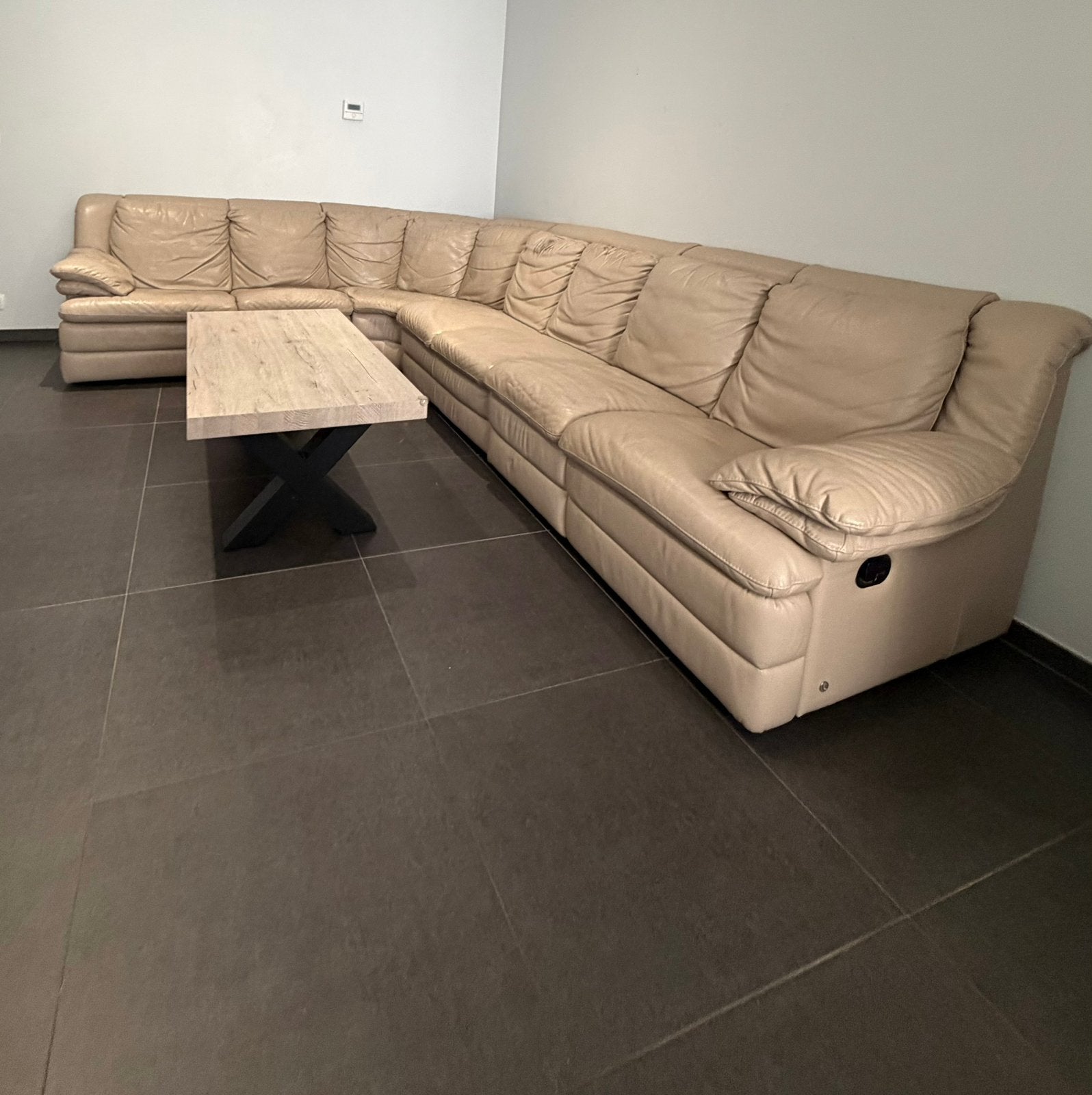 Ruime lederen hoeksalon in een stijlvolle beige/crème kleur., Huis en Inrichting, Ophalen, Gebruikt