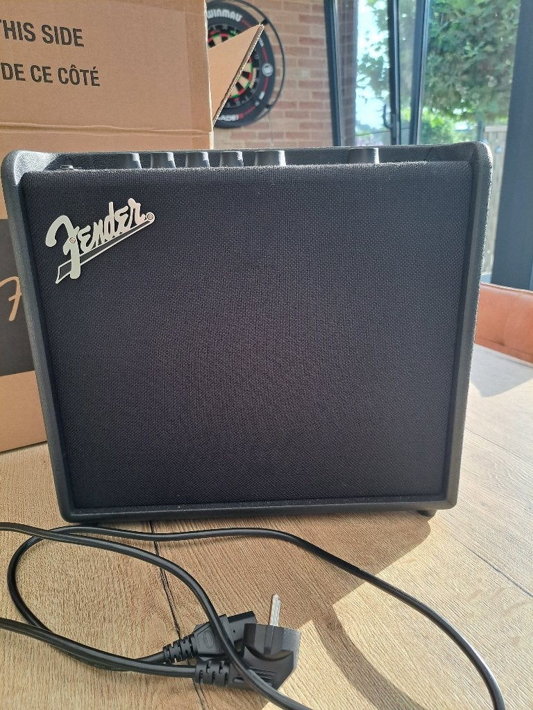 Fender Mustang LT 25 gitaarversterker, Muziek en Instrumenten, Versterkers | Bas en Gitaar, Ophalen, Zo goed als nieuw, Gitaar