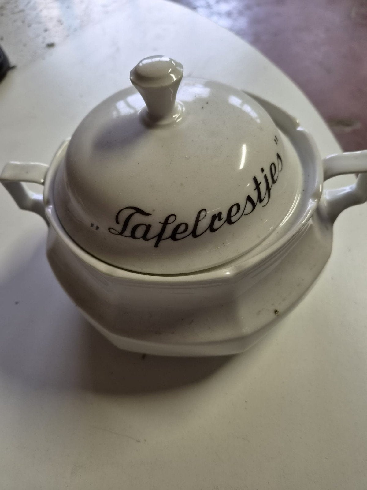 Bocal pour les restes de table..., Enlèvement