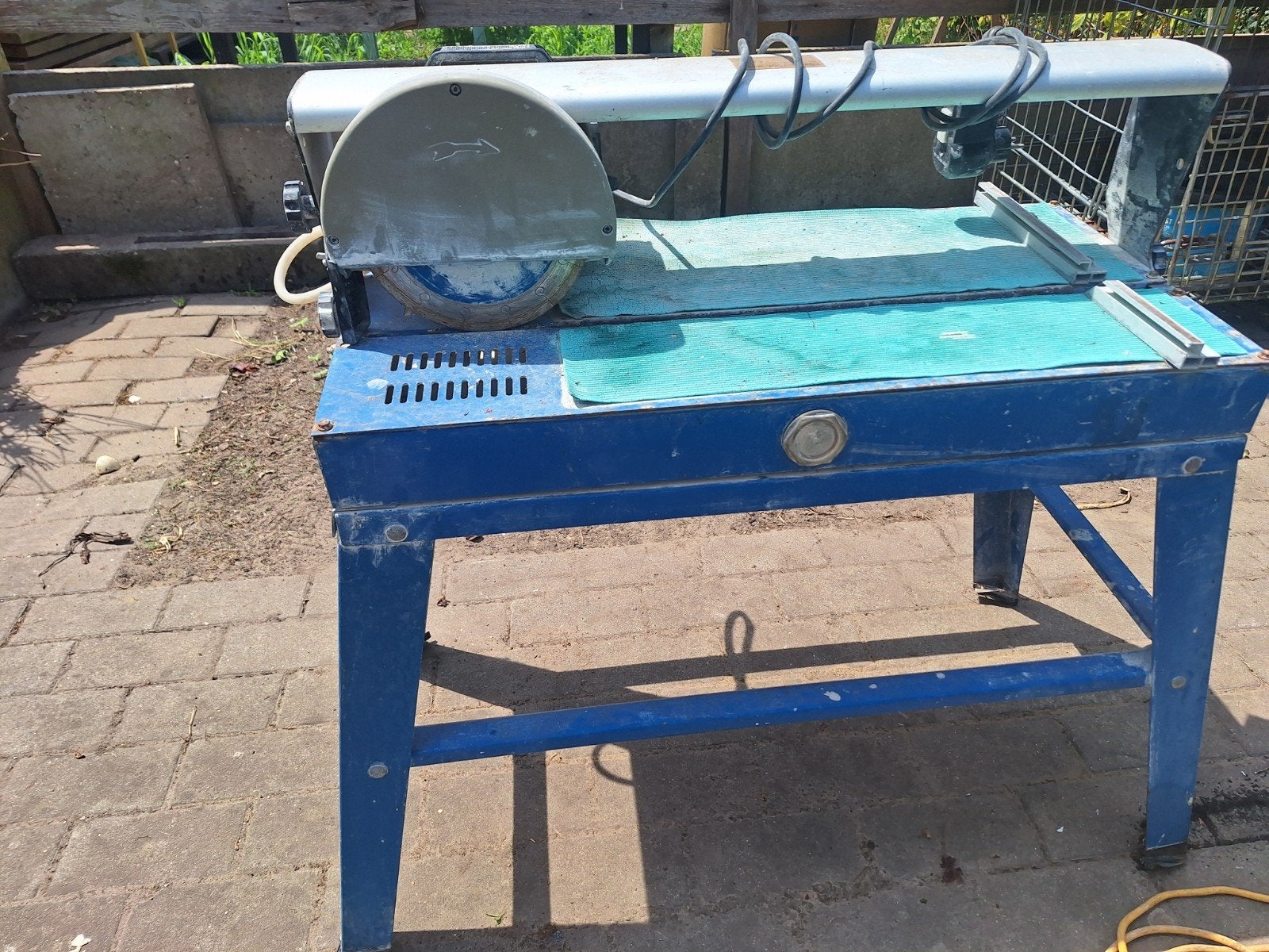 Tegelzaagmachine met zgan zaagblad, Ophalen
