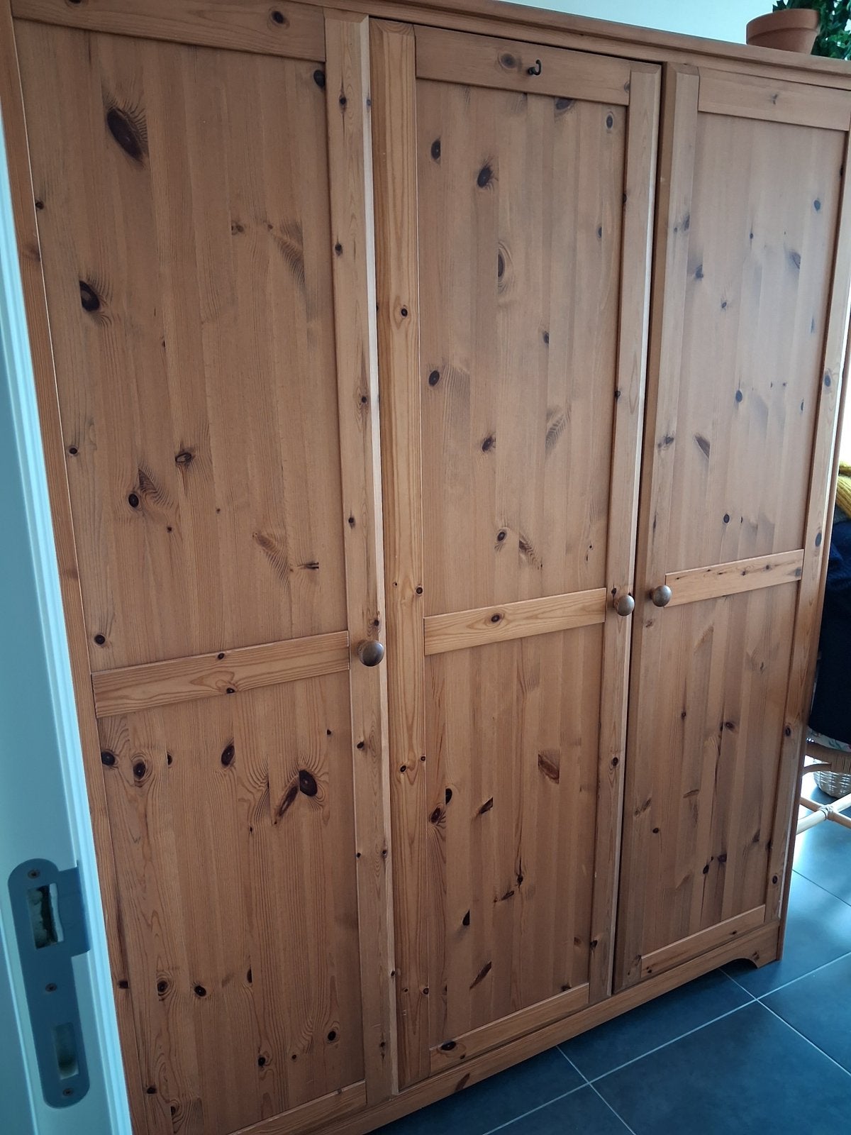 3-deurs kast, Ophalen, Met deur(en), Gebruikt, 100 tot 150 cm