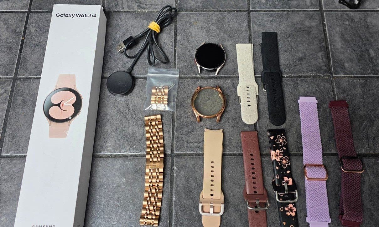 Samsung galaxy watch 4 avec accessoires, Télécoms, Objets connectés accessoires, Enlèvement ou Envoi