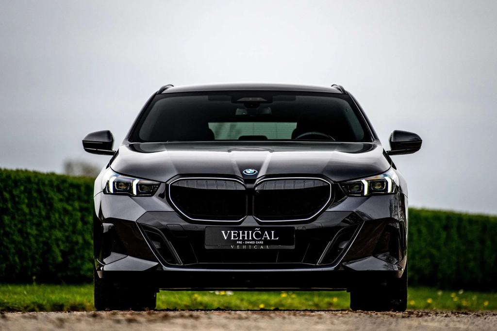 BMW i5 eDrive40 Touring M | B&W | PANO | 360 CAMERA |, Auto's, Automaat, Gebruikt, Zwart, 340 pk