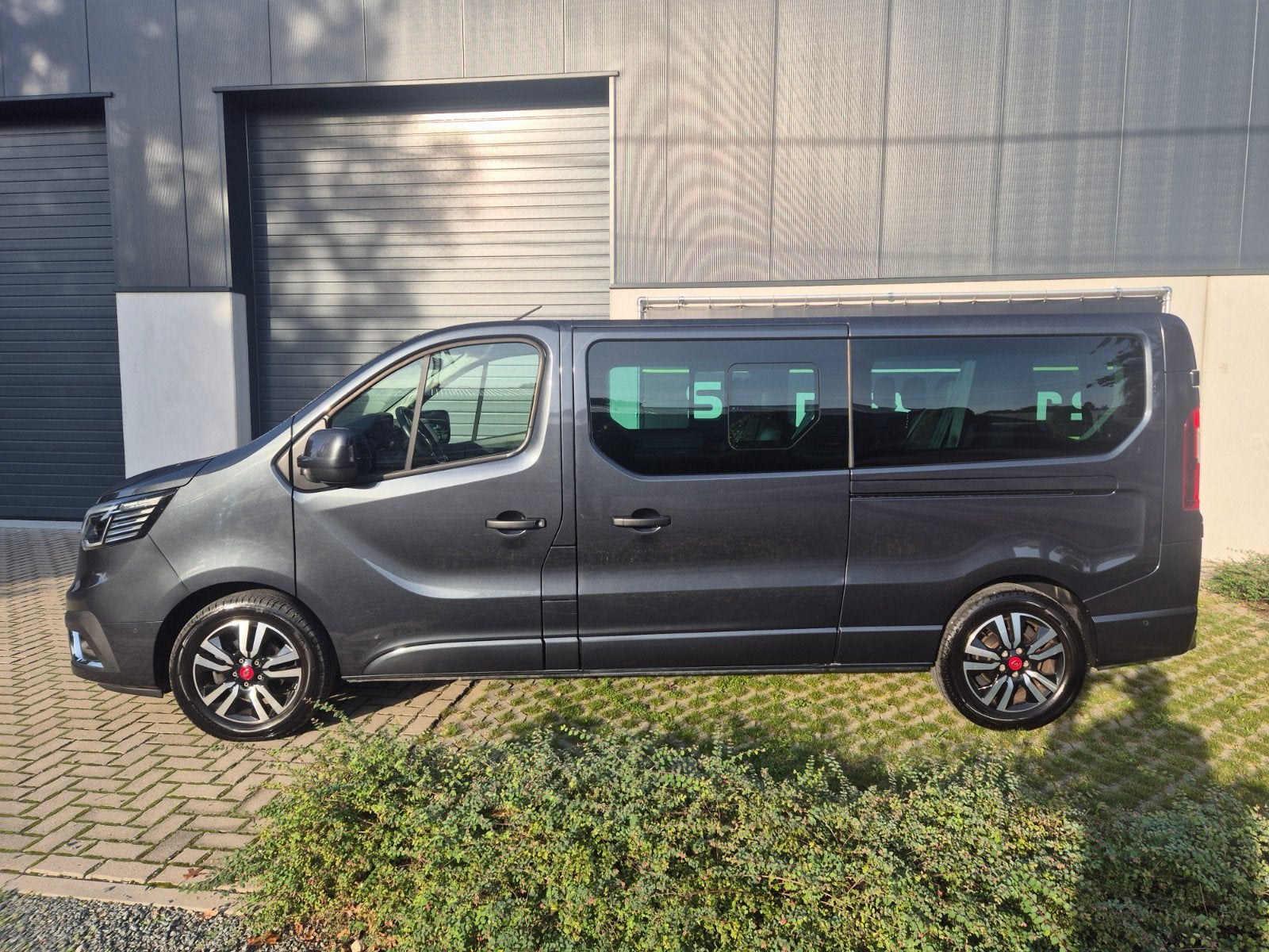 RENAULT TRAFIC..8 ZITPLAATSEN..AUTOMAAT!!!, Auto's, Stof, 4 cilinders, Zwart, Overige carrosserie