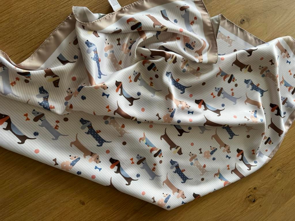 Sjaaltje teckelmotief, Kleding | Dames, Mutsen, Sjaals en Handschoenen, Ophalen of Verzenden, Nieuw