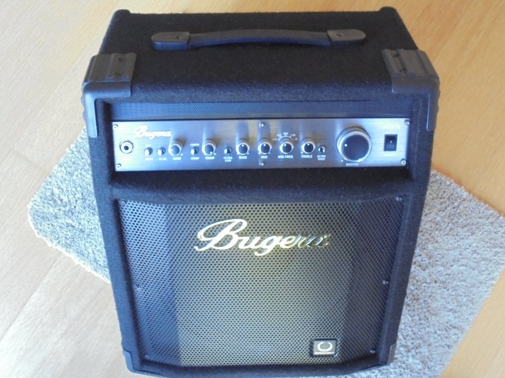 Basversterker BUGERA BXD12, 250 watt RMS vermogen,ALS NIEUW, Muziek en Instrumenten, Ophalen of Verzenden, Zo goed als nieuw