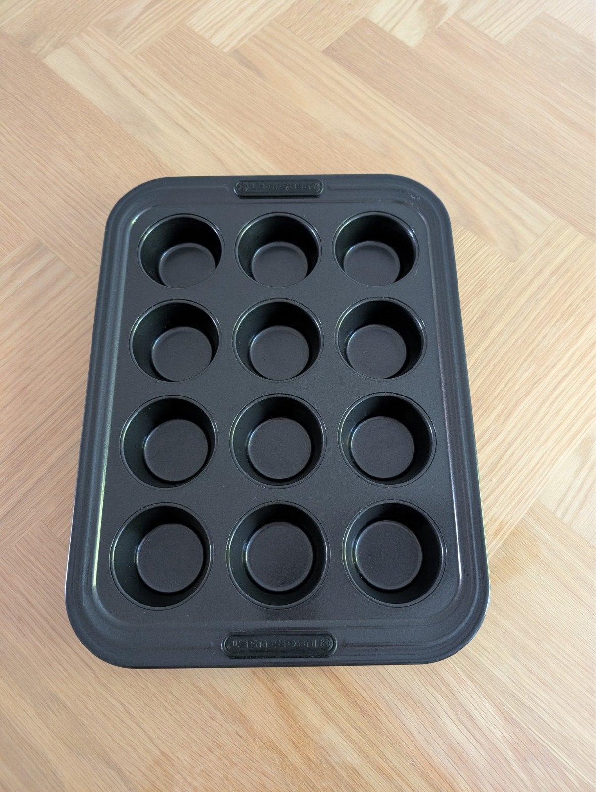 Le Creuset Bakvorm voor 12 muffins, Ophalen of Verzenden, Zo goed als nieuw, Cupcakes, Bakvorm