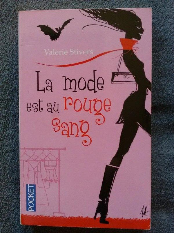 "La mode est au rouge sang" Valérie Stivers (2009), Livres, Romans, Utilisé, Amérique, Enlèvement ou Envoi