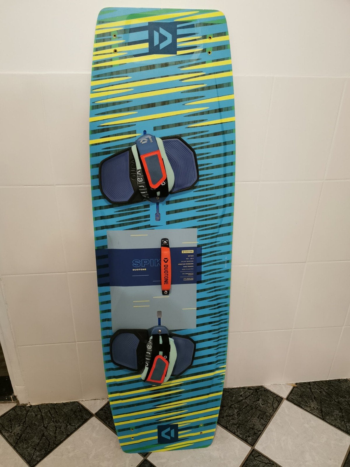Duotone Spike 153cm, Sports nautiques & Bateaux, Kitesurf, Enlèvement