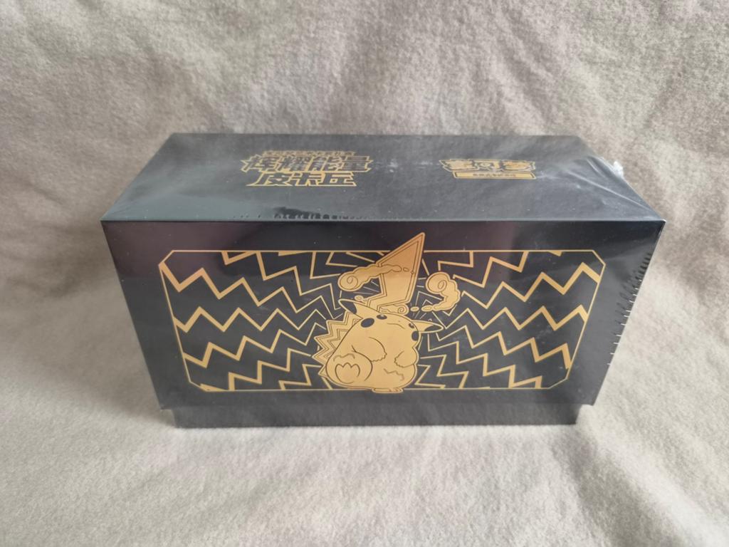 Pokémon TCG Brilliant Energy Black Gold Pikachu Gift Box, Ophalen, Nieuw, Boosterbox, Foil