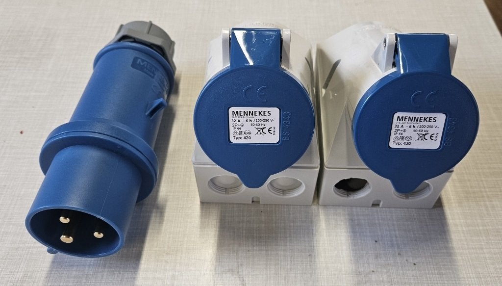 2x Wandcontactdoos 1x 2P+A 32A + 1 stekker (Mennekes), Doe-het-zelf en Bouw, Ophalen of Verzenden, Nieuw, Overige merken, Stekker