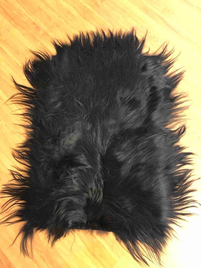 Peau de mouton brillante noire à poil long 100/80 cm, Maison & Meubles, Enlèvement ou Envoi, Utilisé, Noir, Autres styles