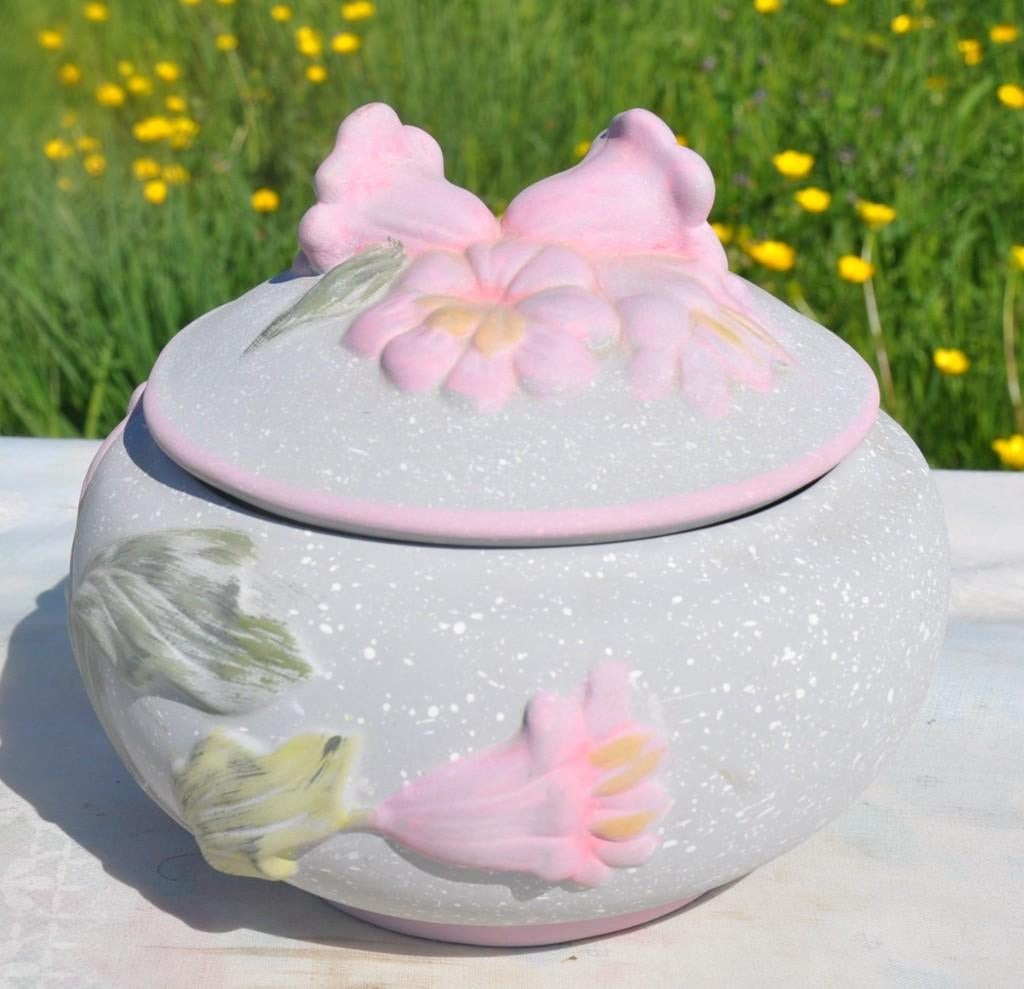 bonbonnière en faïence motif fleur en relief, Enlèvement ou Envoi