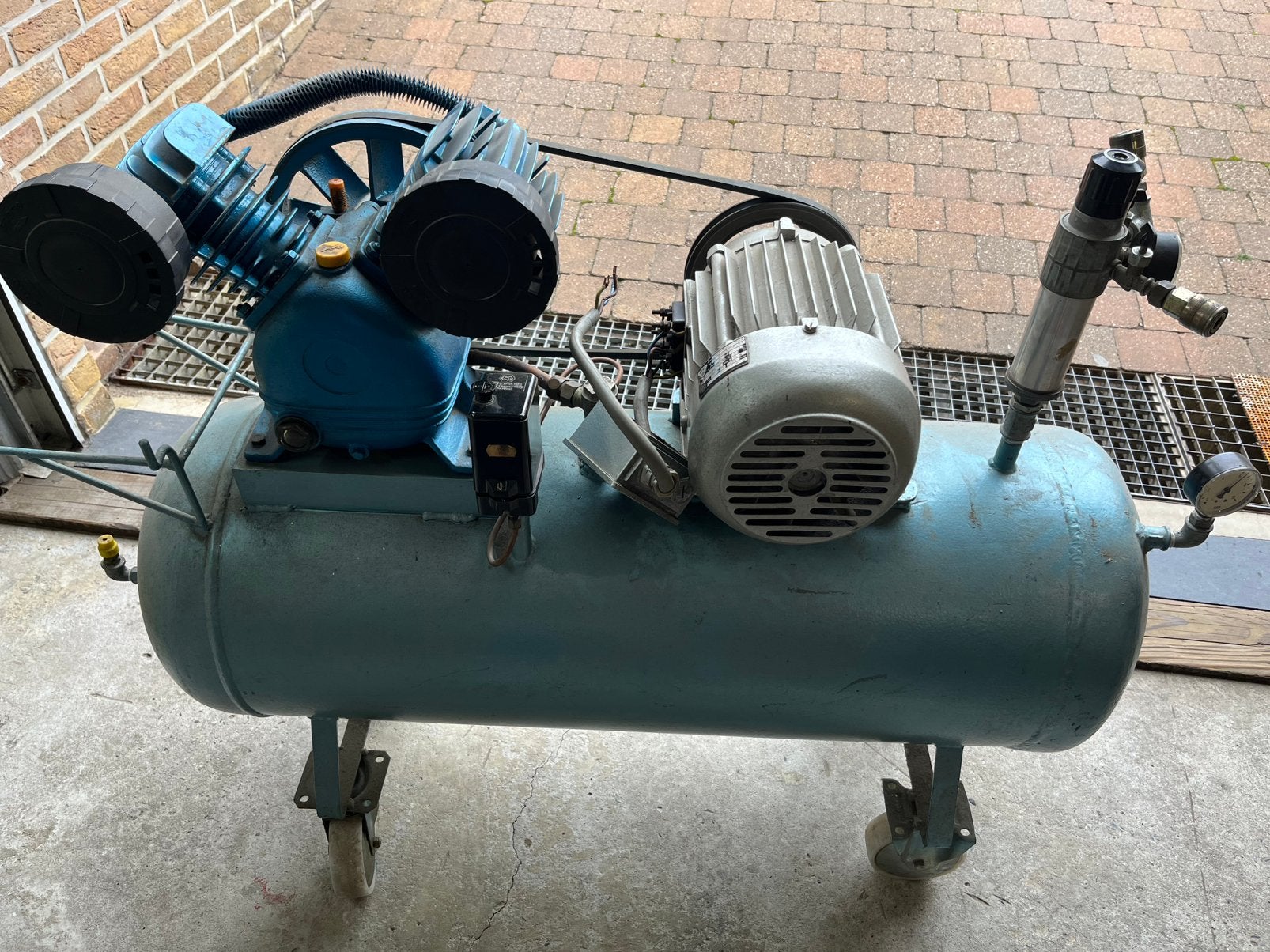 Compresseur 120L avec moteur électrique cassé, 400 à 800 litres/min, Enlèvement, Utilisé, 6 à 10 bars