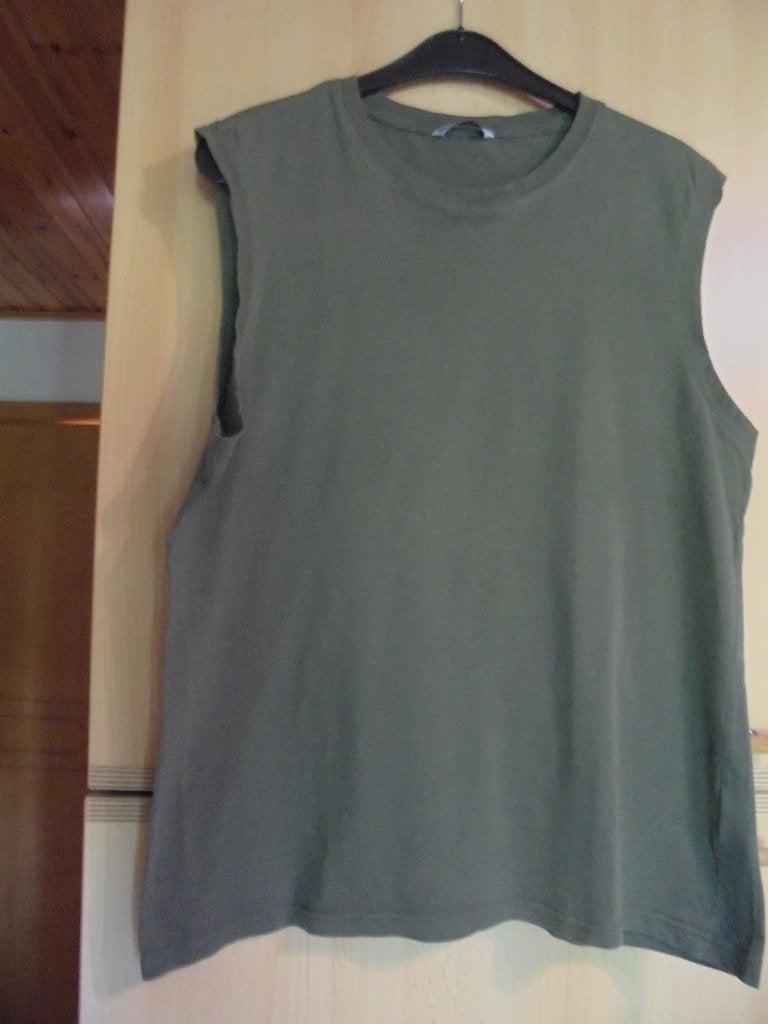 groen/kaki t-shirt small, Kinderen en Baby's, Kinderkleding | Maat 176, Ophalen of Verzenden, Zo goed als nieuw, Jongen of Meisje