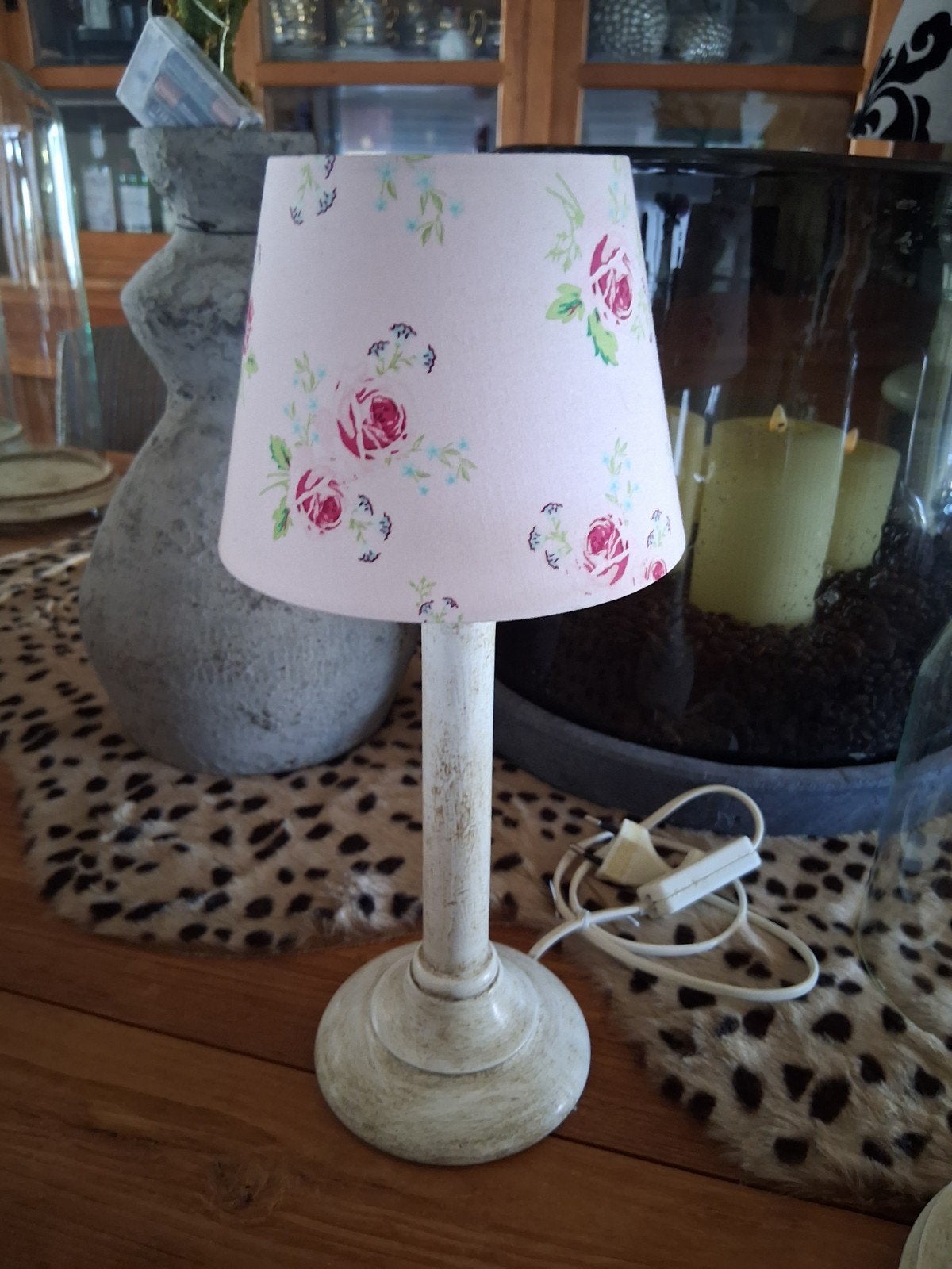 Tafel lamp met bloemetjes kap ronde voet, Huis en Inrichting, Lampen | Tafellampen, Ophalen of Verzenden