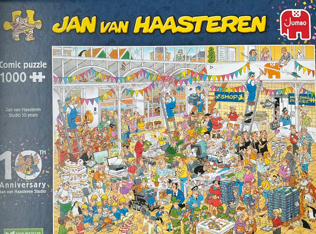 Jan Van Haasteren- Studio 10 years - 1000 stuks, Hobby & Loisirs créatifs, Sport cérébral & Puzzles, Enlèvement, 500 à 1500 pièces