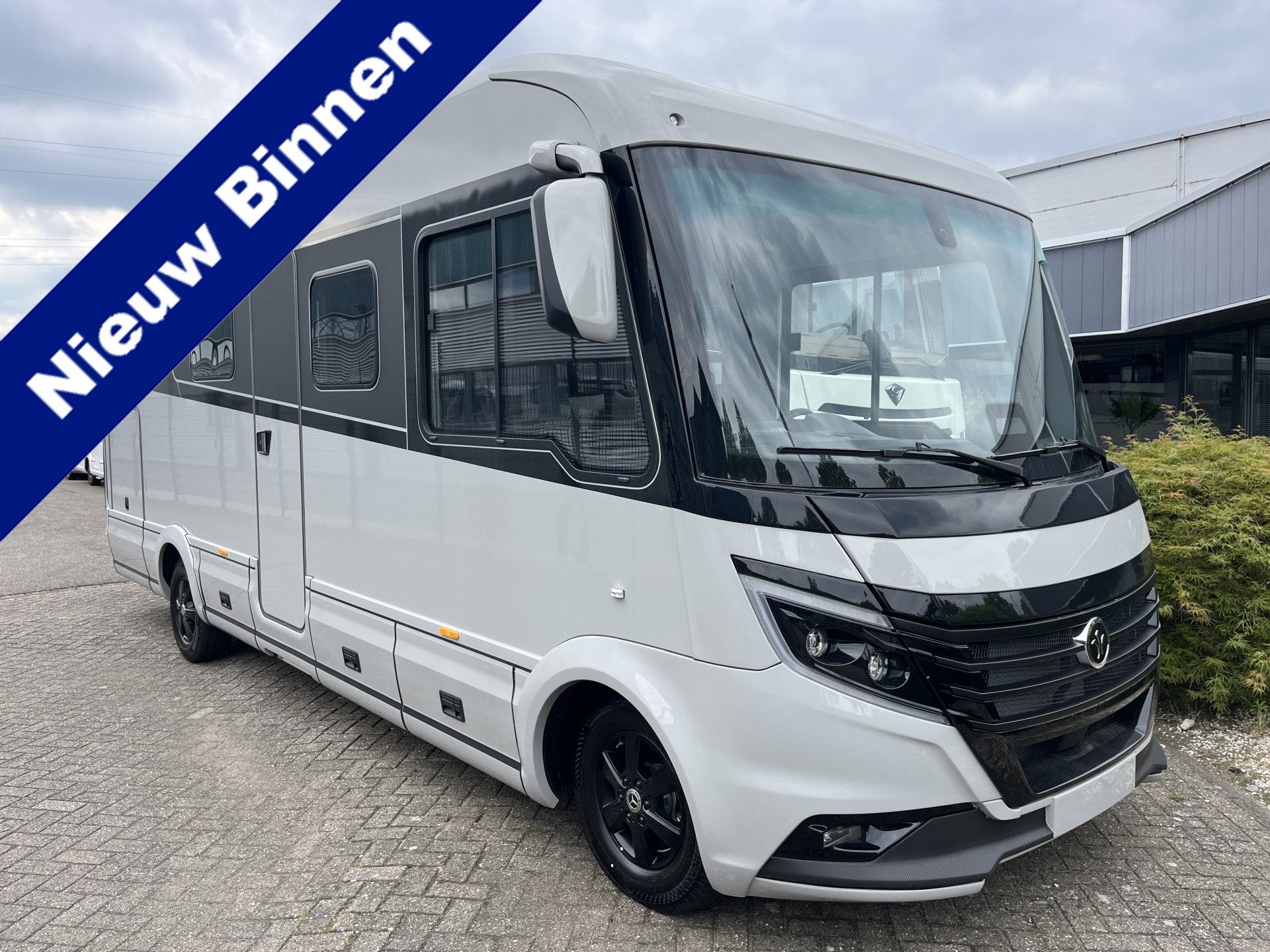 Niesmann+Bischoff Arto 78E Mercedes Grijs Met Hefbed, Caravans en Kamperen, Mobilhomes, Niesmann+Bischoff, Galliersweg 39
5349AT  OSS, NL