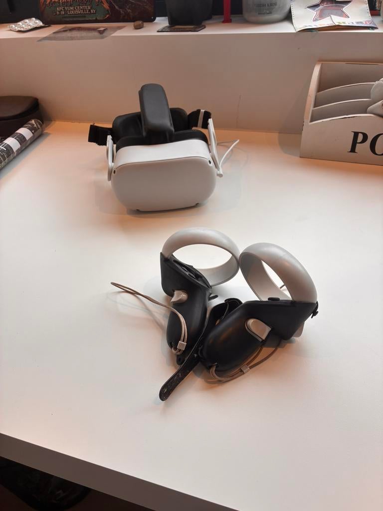 Meta quest 2 + hoofdband met extra batterij + grip hoesjes, Games en Spelcomputers, Ophalen of Verzenden, Gebruikt, VR-bril, Overige platformen