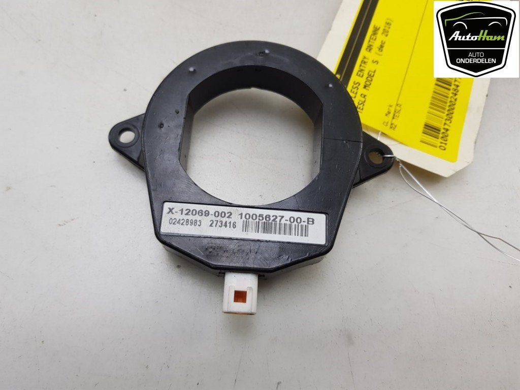 ANTENNE D'ACCÈS SANS CLÉ Tesla Model S (|100562700B|), Germany_Sales@tesla.com, Utilisé, Autres marques automobiles, Ludwig-Prandtl-Straße 27 - 29
12526  Berlin, DE