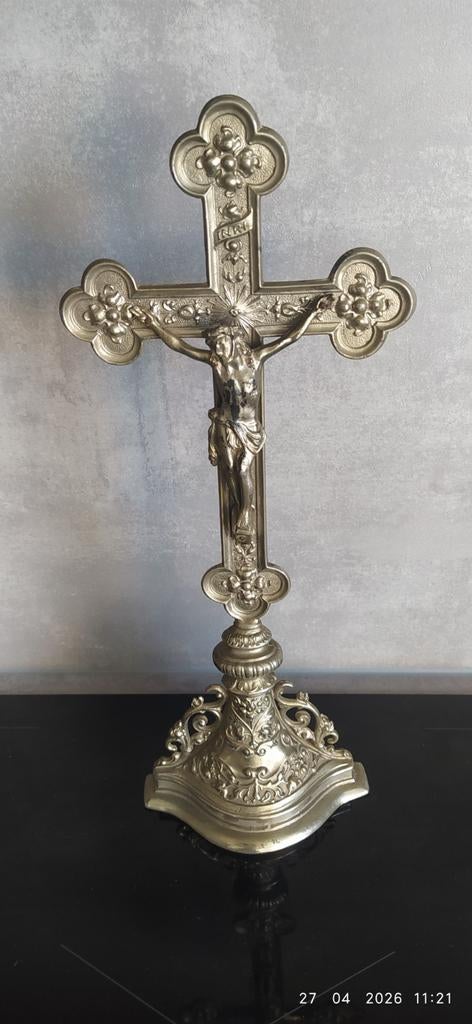 Kruisbeeld in zilverkleur, Ophalen