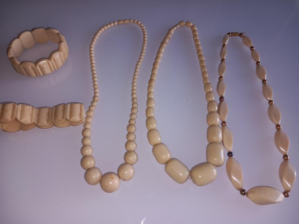 3 kettingen 2 armbanden uit galaliet ! Kunstof jaren '50., Bijoux, Sacs & Beauté, Colliers, Enlèvement ou Envoi, Synthétique