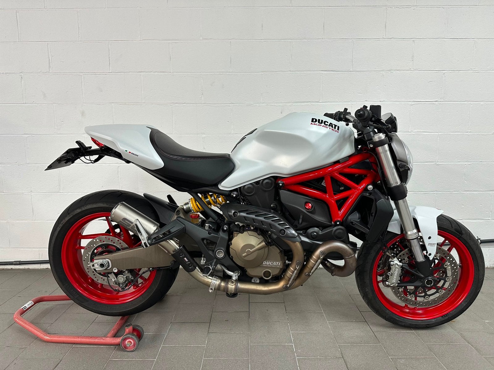 Ducati monster 821, Enlèvement