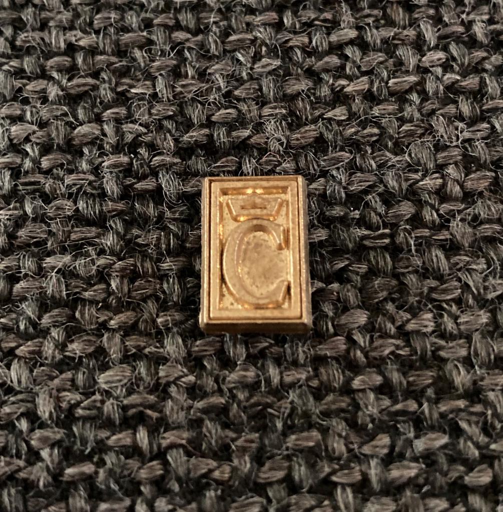 PIN - C - CROWN - KROON - COURONNE, Collections, Envoi, Utilisé, Autres sujets/thèmes, Insigne ou Pin's