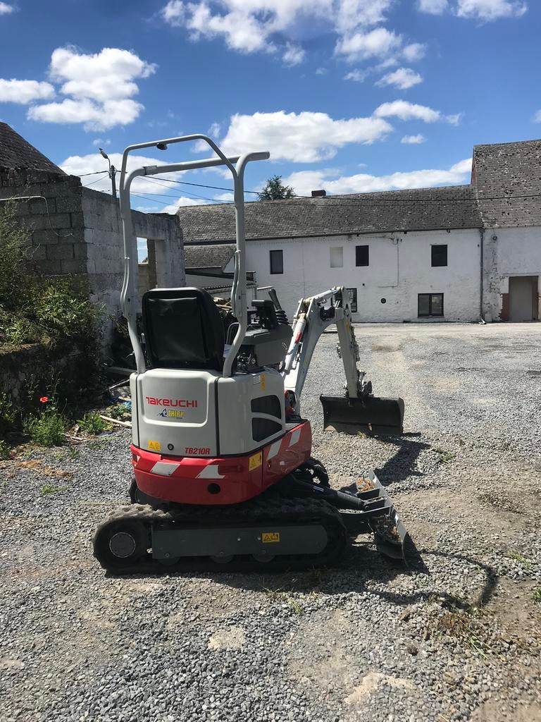 Mini pelle takeuchi, Enlèvement