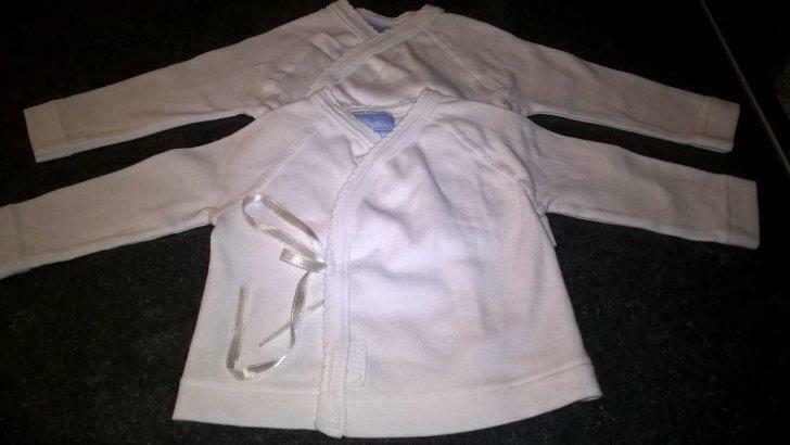 2 witte babyhemdjes - Bout'Chou - maat 56 (als NIEUW)!, Ophalen of Verzenden, Gebruikt, Jongetje of Meisje, Nacht- of Onderkleding