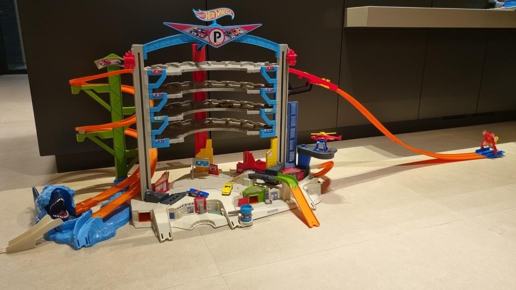 Autogarage en racebaan hotwheels, Ophalen