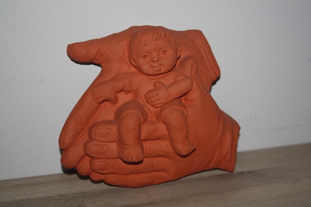 May Claerhout terracotta , kind op handen gedragen, Ophalen of Verzenden