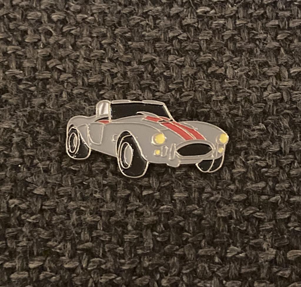 PIN - AC COBRA - OLDTIMER - AUTO - VOITURE - CAR, Verzenden, Gebruikt, Transport, Speldje of Pin