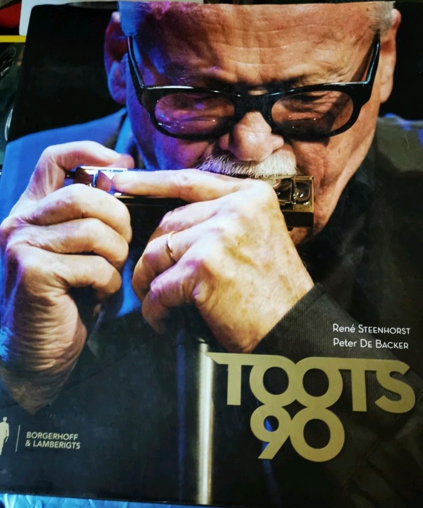 Toots Thielemans 90 verjaardagsboek, GESIGNEERD, Verzamelen, Ophalen of Verzenden, Zo goed als nieuw, Boek, Tijdschrift of Artikel