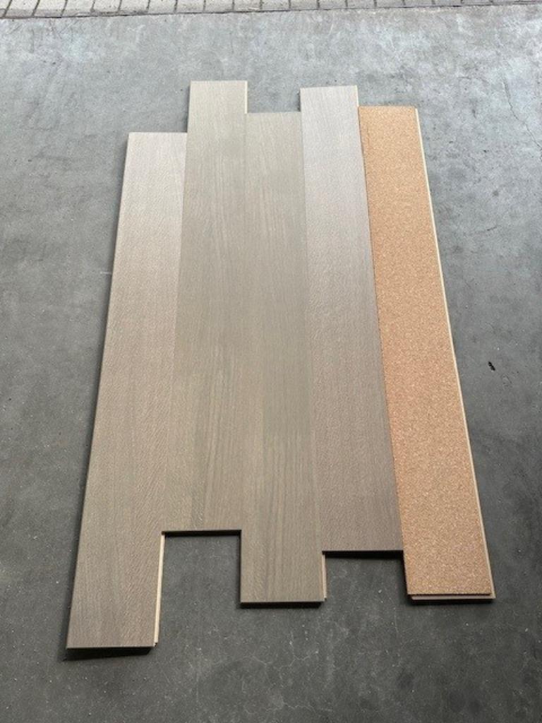 Fineerparket met kurkenonderlaag (2 verschillende batchen), Aggloméré ou Parquet