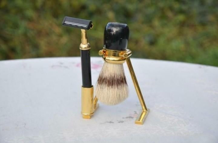 § necessaire a barbe sur support metal doré neuf, Enlèvement ou Envoi, Neuf, Tout le visage, Autres types