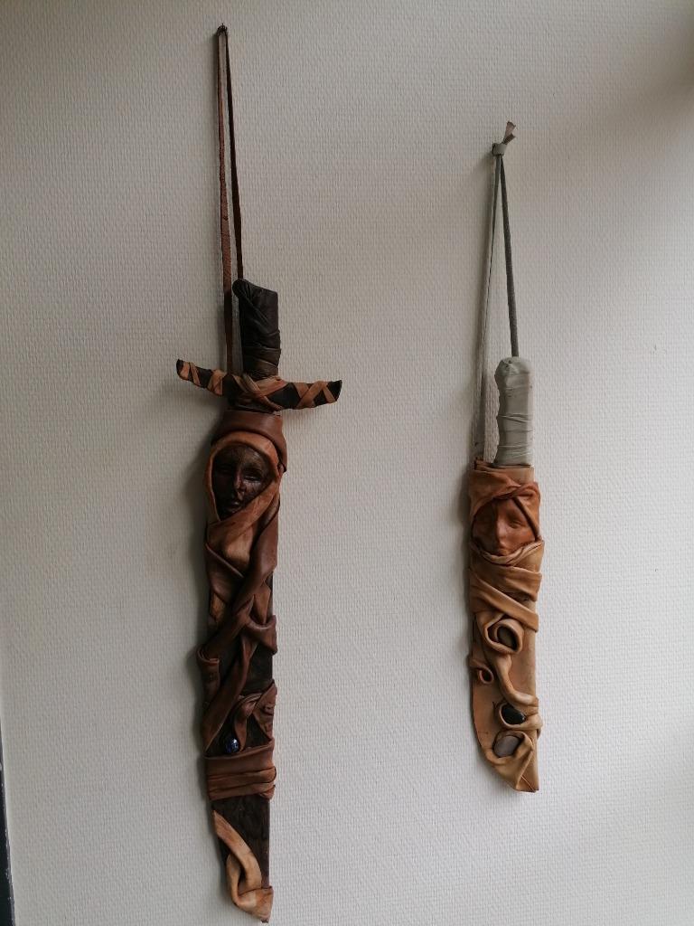 Zwaarden met decoratieve schede in leder, Ophalen, Zo goed als nieuw
