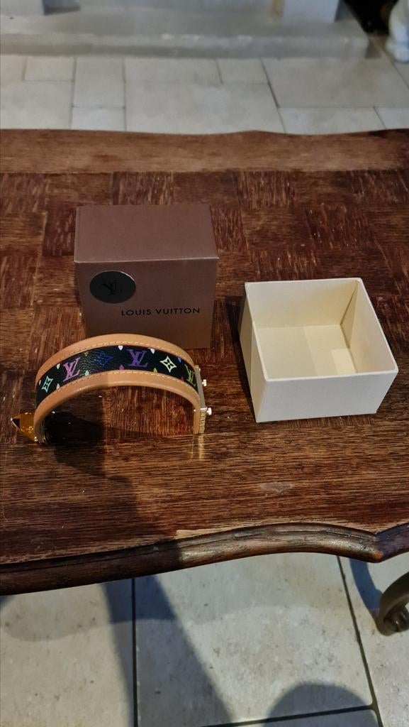 Louis vuitton manchette, Bijoux, Sacs & Beauté, Bracelets, Enlèvement, Comme neuf