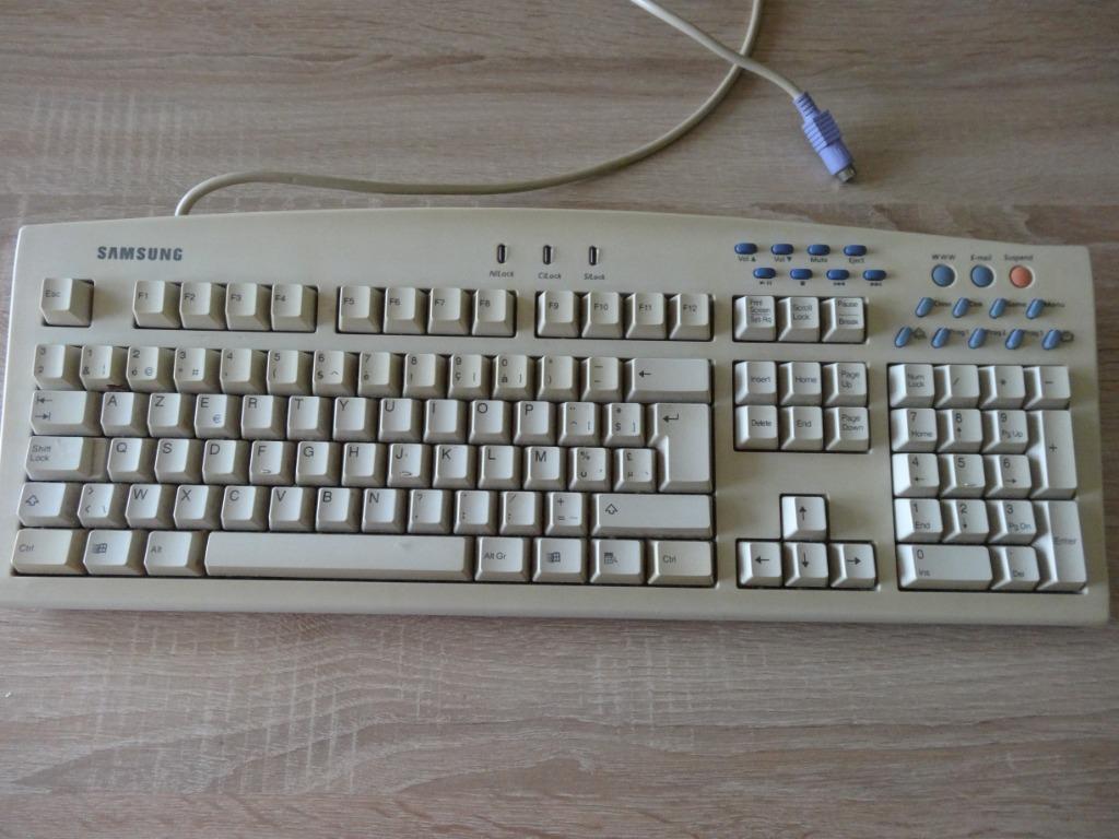 retro keyboards, ideaal als aanvulling op uw retro pc combo, Enlèvement ou Envoi, Utilisé, Autres marques