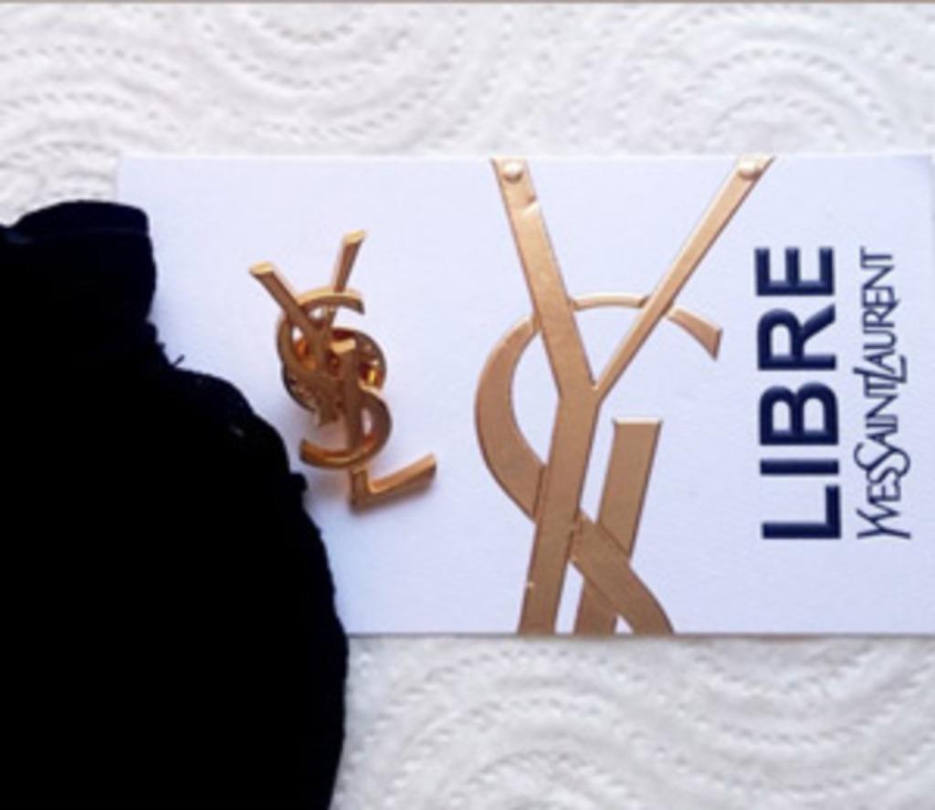 Pin's parfum haute couture Yves Saint Laurent, YSL, Collections, Envoi, Neuf, Insigne ou Pin's