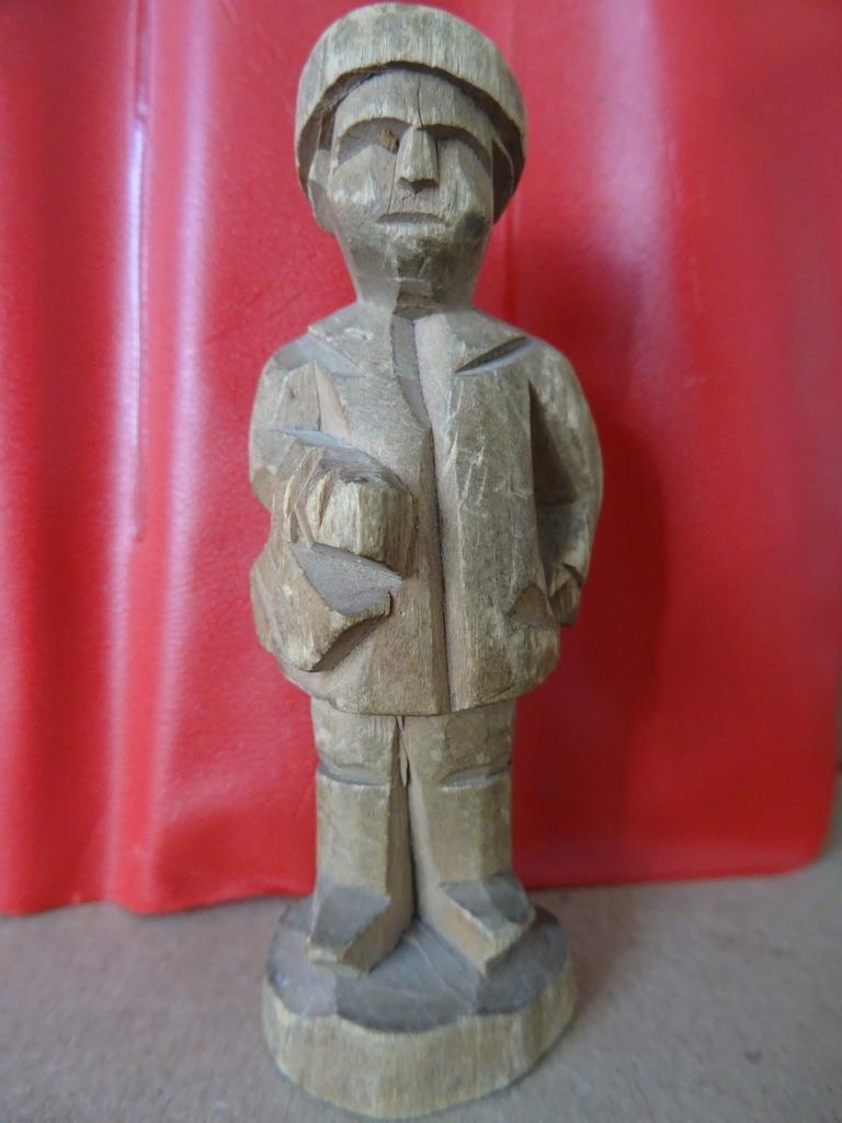Statue miniature ancien sculptée sur bois homme avec sac 7cm, Enlèvement ou Envoi