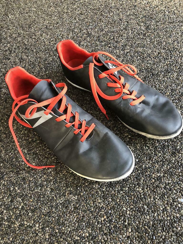 Voetbal schoenen mannen maat 44 en 45, Ophalen of Verzenden, Zo goed als nieuw, Schoenen